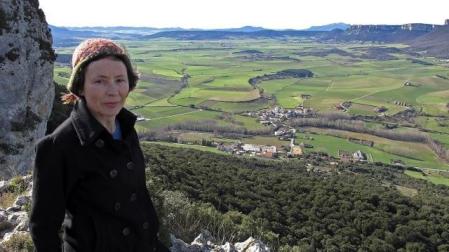 Marijose Recalde Iglesias divisa todo el entorno desde el mirador que ella descubrió, muy próximo al más conocido de Lazkua. MONTXO A. G.