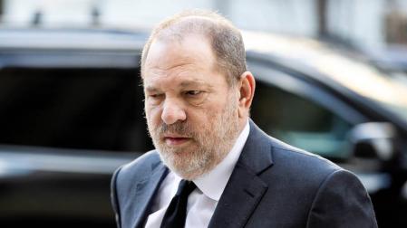 El productor de cine estadounidense Harvey Weinstein (c), a su llegada a la Corte Penal de Manhattan, este viernes
