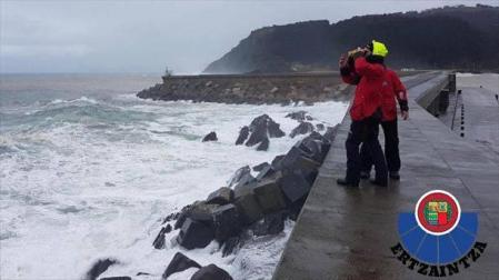 Siguen buscando al hombre que cayó al mar desde el puerto de Ondarroa