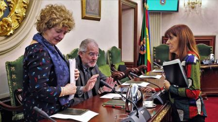 La socialista Maite Esporrín (PSN) habla con los regionalistas Ana Lezcano y Juan José Echeverría.