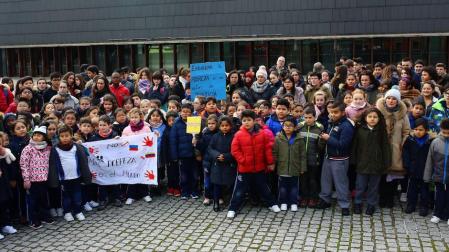 Alumnos de Santa Catalina sacan un ejercicio a la calle y se manifiestan contra la pobreza