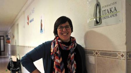 Esther Gil Egozkue, coordinadora de la Fundación Ítaka-Escolapios de Tafalla, en uno de los pasillos del colegio en la ciudad del Cidacos.