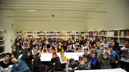 Alumnos del IES Marqués de Villena de Marcilla muestran varios títulos de la biblioteca. Promover la lectura entre los jóvenes es uno de los objetivos del centro y, también, de la biblioteca.