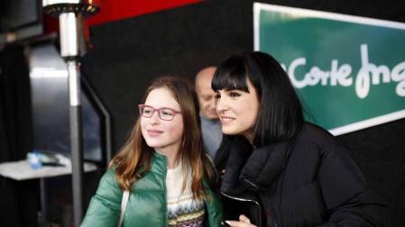 La finalista de 'Operación Triunfo' atendió a sus fans durante más de dos horas en la plaza del Baluarte