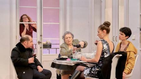 María Galiana (en el centro), en una escena de 'El mago', una obra que transcurre entre la realidad y la fantasía.