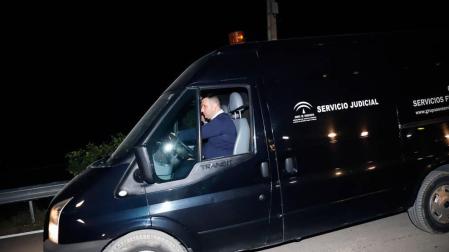 Los padres de Julen acuden al tanatorio acompañados de vecinos