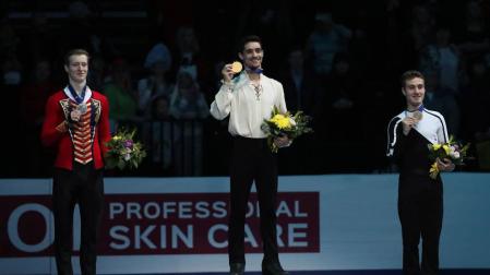 El patinador Javier Fernández, en lo alto de su último podio como campeón de Europa por séptima vez consecutiva.
