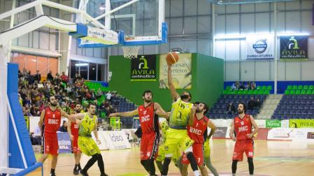 El Basket Navarra tuvo que pelear, pero volvió a conseguir la victoria.