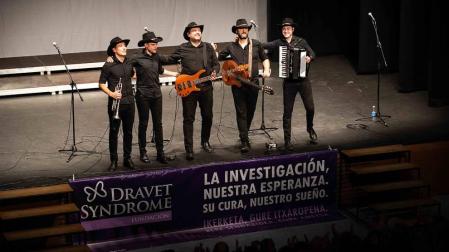 Puro Relajo pone a Noain en pie en su concierto solidario en favor del Síndrome de Dravet