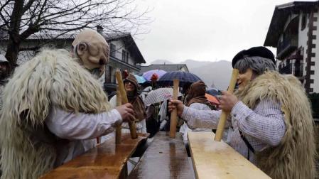 El mal tiempo y las bajas temperaturas no impidieron que decenas de vecinos de Sunbilla salieran a la calle para celebrar sus carnavales.