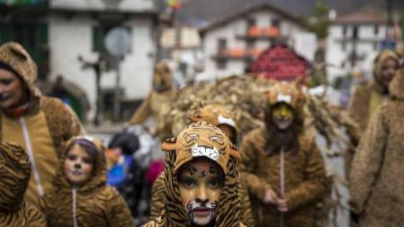 Decenas de vecinos festejaron el carnaval en Leitza con carrozas y un desfile callejero repleto de color