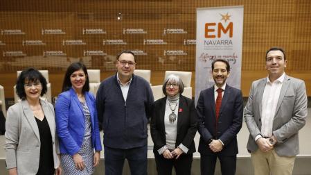 De izda a dcha: Marian García (delegada Agencia EFE en Navarra), Sonsoles Echavarren (periodista Diario de Navarra), Carlos Zuluaga (experto en Internet y redes sociales), Mariluz Sanz (presidenta de  Cermin), Manuel Arellano (presidente de Cocemfe) y Fernando Urra (Comunicación Fundación Caja Navarra).