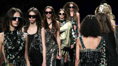 Custo, el rey del "glam", despierta el deseo de comprar una prenda por puro capricho
