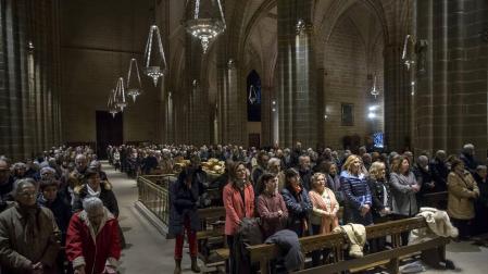 Los fieles llenaron el recinto catedralicio y algunos tuvieron que permanecer de pie en los laterales.