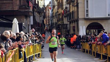 Galería de imágenes de la novena edición de la carrera 'X Millas Peralta-Falces'.