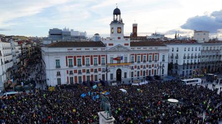 Miles de taxistas se manifestaran el lunes por la tarde en la Puerta del Sol ante la sede del Gobierno regional para exigir soluciones al mandatario madrileño.