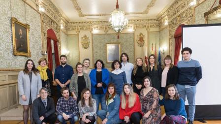 Los jóvenes que ayer recibieron sus certificados junto con la edil Marisa Marqués y representantes de entidades participantes en el proyecto.