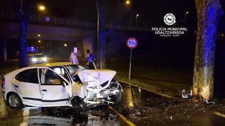 Grave un conductor al chocar con un árbol en la carretera de la Universidad