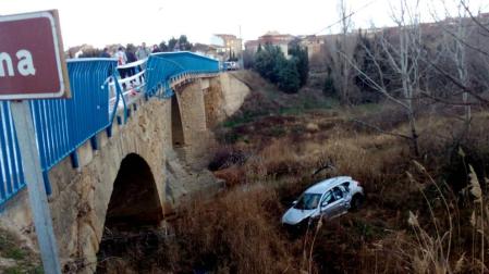 Un coche cae de un puente al río Alhama en Cintruénigo