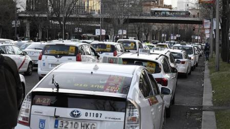 Varios taxis han comenzado a ser retirados por grúas en el paseo de la Castellana de Madrid donde los taxistas mantienen una concentración en el marco de la huelga del sector