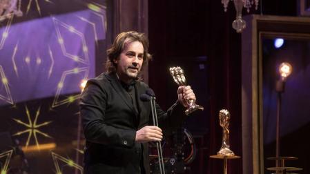 Isaki Lacuesta recibe el Premio Gaudí a la Mejor Dirección por 'Entre dos aguas'.