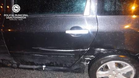 Una conductora ebria choca contra dos coches aparcados en Pamplona