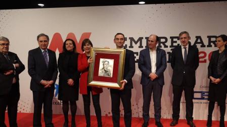Santiago Sala, director general de Grupo Apex, Premio Empresario del Año, con su galardón, junto a Barkos y otras autoridades.