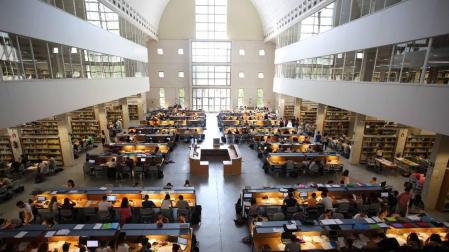 La biblioteca de la UPNA señaliza sus estanterías con códigos QR temáticos