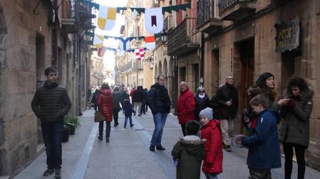 La calle Mayor de Viana ya engalanada con banderas y pendones.