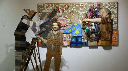 Tres de las obras de la exposición Encuentros por afinidades. A la izquierda, las esculturas Dolo y Sole, mientras que detrás está la pieza Con Judith Scott.