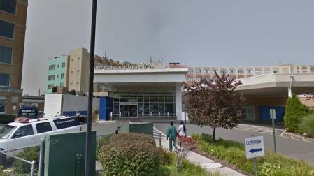 Autorizó la desconexión de su hermano, pero el hospital erró en su identificación