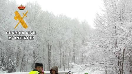 La nieve corta dos carreteras en Navarra y hace necesario el uso de cadenas en cinco