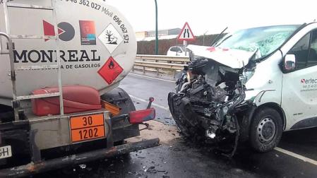 Estado en el que ha quedado la furgoneta tras chocar contra el camión cisterna en Landaben.