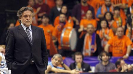 Pepu Hernández, en el banquillo de Estudiantes.