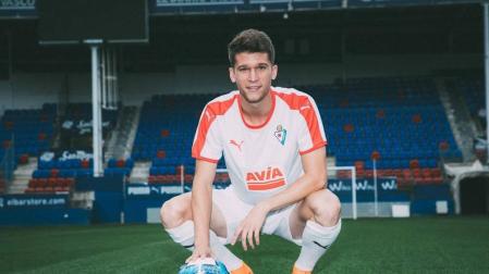 Marc Cardona, con la camiseta del Eibar en su presentación como armero.