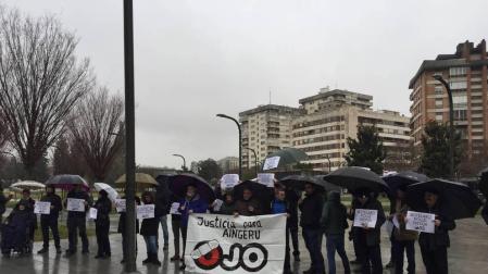Concentración antes del juicio de ayer en apoyo al joven herido en los incidentes de septiembre de 2012.