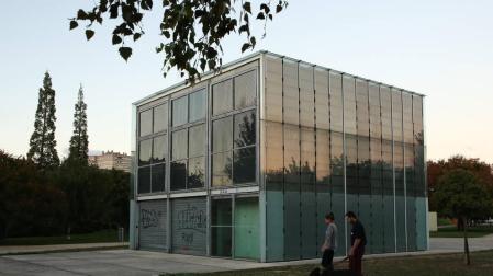Vista del cubo en el parque de la Constitución (Lago) de Barañáin, que se prevé demoler en unas semanas.