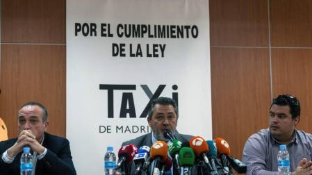 El portavoz de la Federación Profesional del Taxi de Madrid, Julio Sanz (c), junto otros representantes sindicales durante la rueda de prensa.