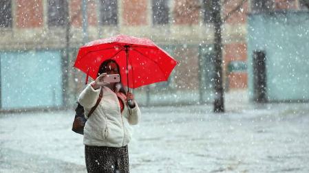 Fotografías del temporal de nieve y lluvia en Navarra, que está provocando dificultades para circular en distintos puntos de la red viaria.