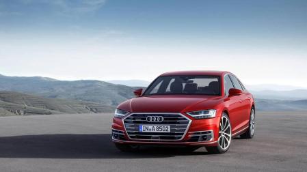 Parece un coche de ciencia ficción, pero el nuevo Audi A8 es real y rueda de manera autónoma en situaciones de tráfico lento. Es uno de los pocos que estrena el nivel 3 de conducción autónoma a nivel mundial, un hito en la automoción. El conductor puede soltar el volante, sentarse en la plaza trasera y disfrutar del viaje mientras el A8 lo hace todo