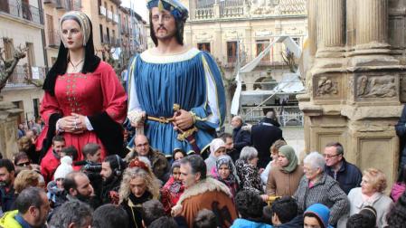 Cientos de niños y adolescentes se agolparon a la entrada de la parroquia para recoger alguna de las más de 1.000 monedas que se repartieron.