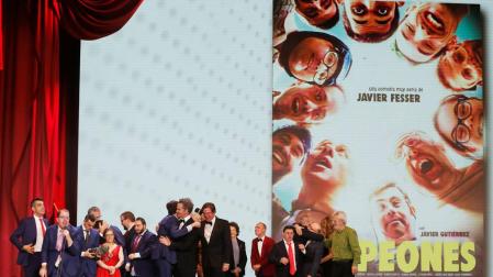 El equipo de la película "Campeones" tras recibir el Goya a la Mejor película durante la gala de entrega de los Premios Goya 2019.