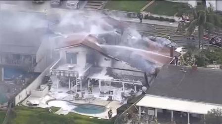 Una avioneta se estrella contra una vivienda en California