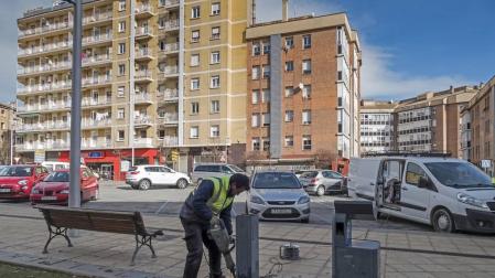 Un operario retira el parquímetro de la ikastola, donde la zona azul pasó este lunes a ser de libre aparcamiento.