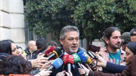 El portavoz de la Federación Profesional del Taxi, Julio Sanz comparece ante los medios de comunicación tras la reunión celebrada con el Gobierno de la Comunidad de Madrid para desencallar el conflicto del sector del taxi.