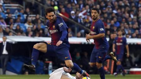 Luis Suárez, Leo Messi y Aleix Vidal marcaron los goles en el clásico disputado este sábado 23 de diciembre en el Santiago Bernabéu.