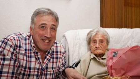 El alcalde felicita a Josefa de Acha Villar por su 101 cumpleaños
