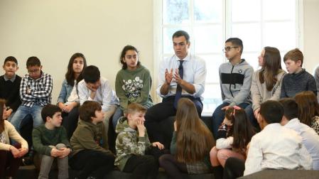 Pedro Sánchez recibe en Moncloa a un grupo de alumnos de Marcilla