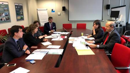 La consejera Elizalde y el director general Calleja, en un momento de la reunión, acompañados de Irujo, García Balaguer y Jorge Molina.
