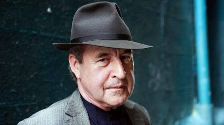 John Banville: "Las redes son cutres, casi nadie tiene algo que decir, pero lo hace"